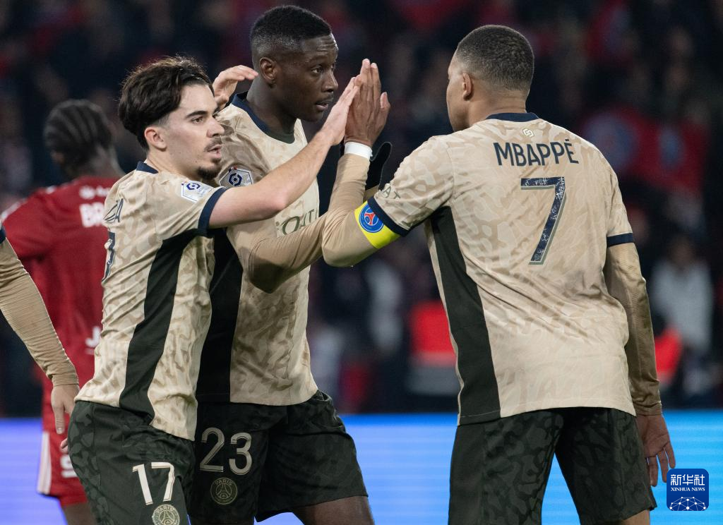  法甲黑马布雷斯特爆冷击败巴黎  