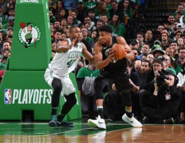  字母哥伤退雄鹿惜败绿军  